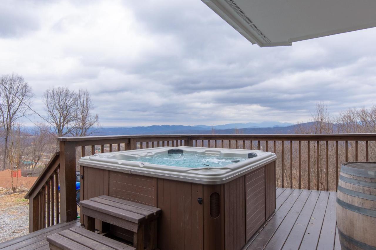 Kickback Kabin, 3 Bedrooms, Deck, Hot Tub, Pool Access, Sleeps 6 Gatlinburg Εξωτερικό φωτογραφία